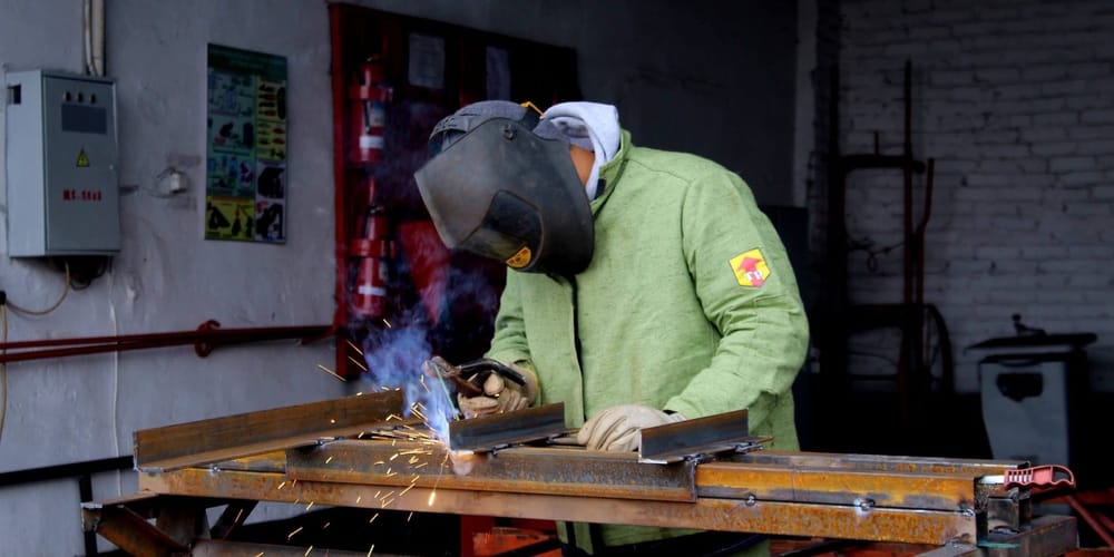 Энергетики Чуйской области начали производить траверсы для ЛЭП изображение публикации