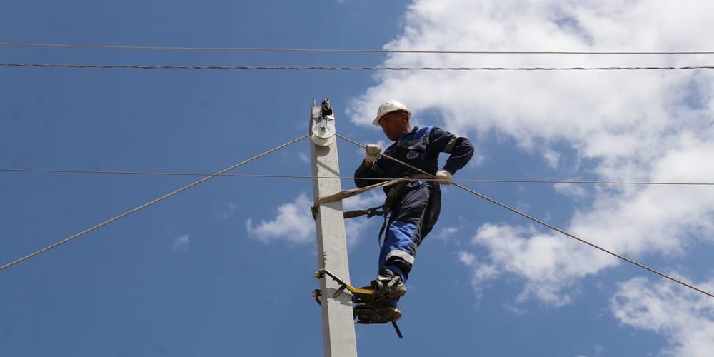 В Бишкеке заменят почти 300 аварийных деревянных опор ЛЭП изображение публикации