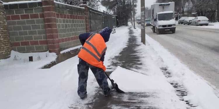 К уборке снега в Бишкеке привлекли 1 тысячу сотрудников «Тазалыка» и 80 единиц техники изображение публикации