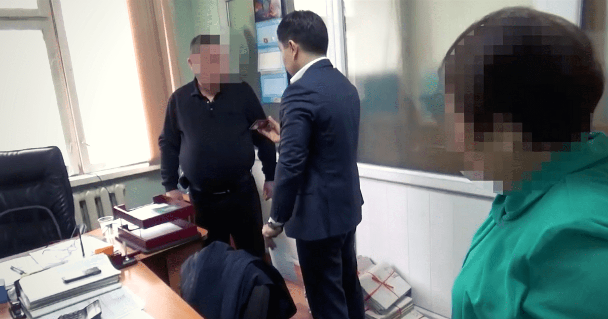 Двух налоговиков задержали за вымогательство взятки в $25 тысяч. ФОТО. ВИДЕО изображение публикации