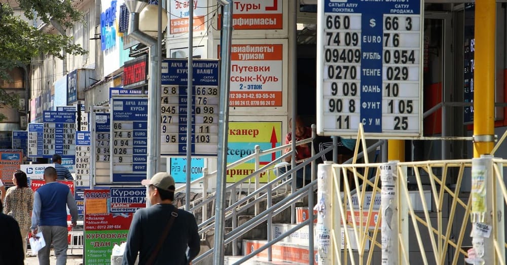 Рыночных курс доллара почти три недели остается на уровне 83.5-84.5 сома изображение публикации