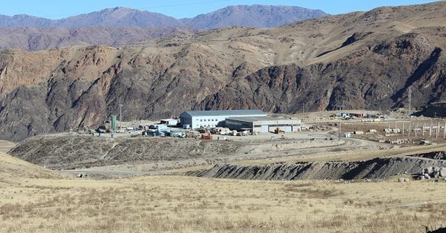 Садыр Жапаров переговорил с митингующими на месторождении Джеруй изображение публикации