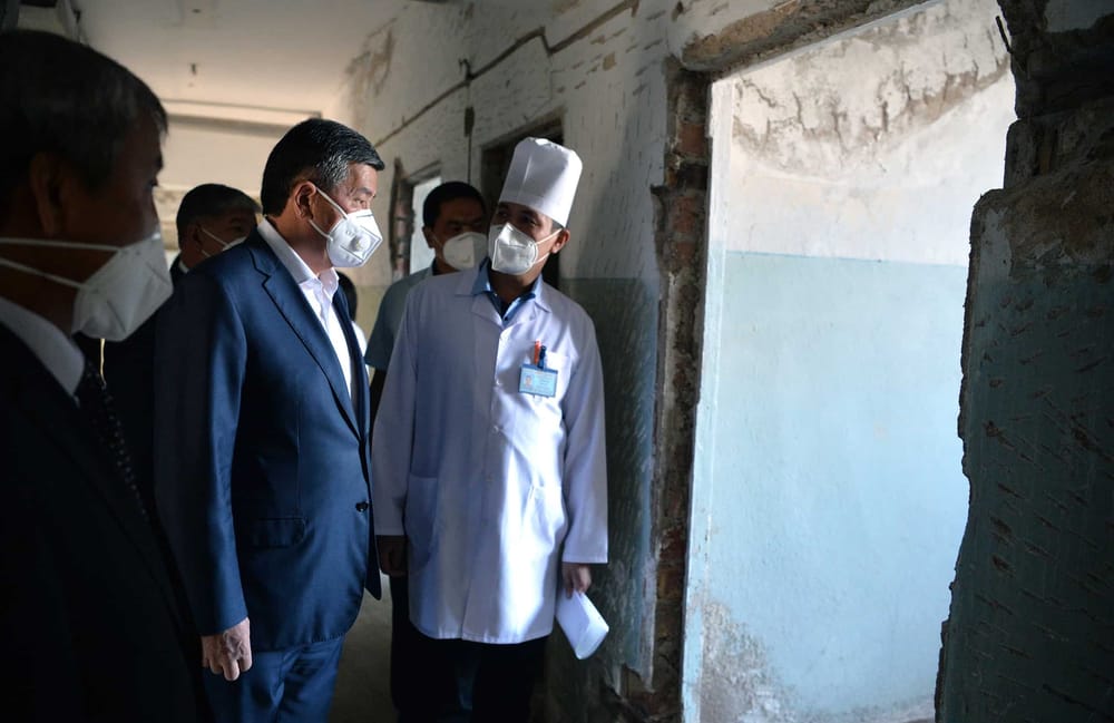 Жээнбеков пообещал поднять зарплаты медикам за счет вывода экономики из тени изображение публикации