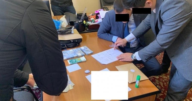 Чиновник Департамента по делам банкротства задержан за дачу взятки. В его кабинете обнаружили 1.3 млн сомов изображение публикации