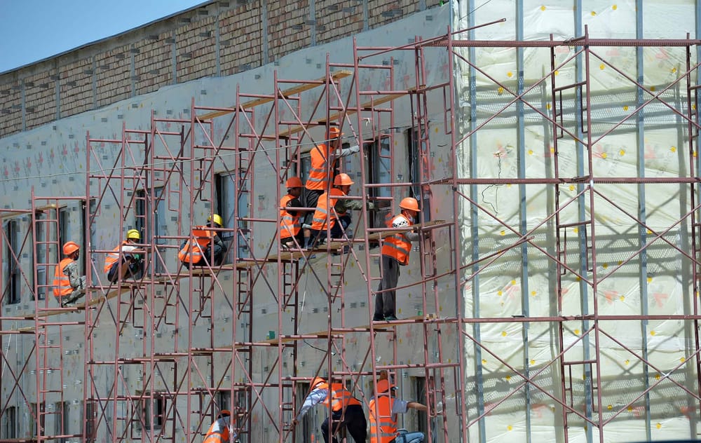 Жээнбеков посетил строительство горевшей недавно текстильной фабрики холдинга «Каганат Инвест». ФОТО изображение публикации