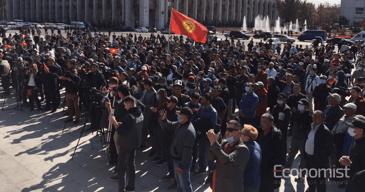 В Бишкеке начался митинг против результатов выборов. Провокаторы оттеснили представителей партии от белого дома. ФОТО. ВИДЕО изображение публикации