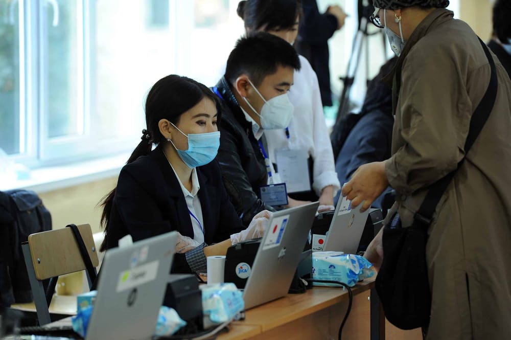 На 14:00 на выборах депутатов Жогорку Кенеша проголосовал почти 1 миллион кыргызстанцев изображение публикации