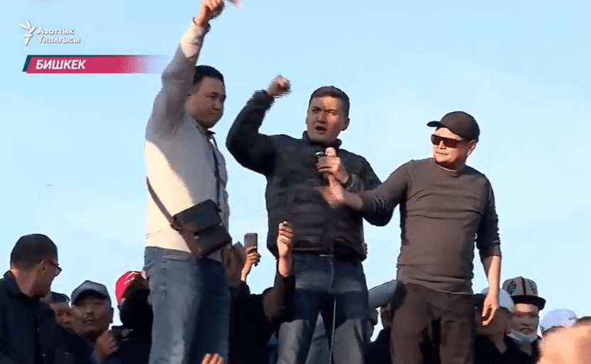 Один из митингующих пожертвовал 100 тысяч сомов тем, кто сейчас на площади изображение публикации