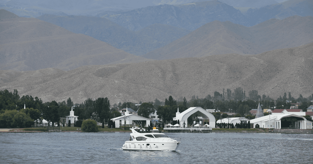 Садыр Жапаров поручил разобраться с попытками вымогательства у владельцев пансионатов изображение публикации