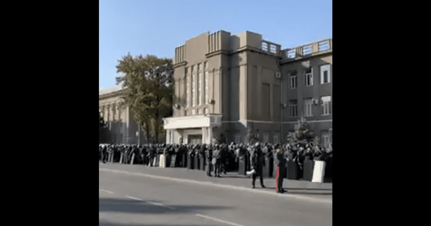 «Раздают щиты». В Бишкеке на Старой площади мобилизуют милицию изображение публикации