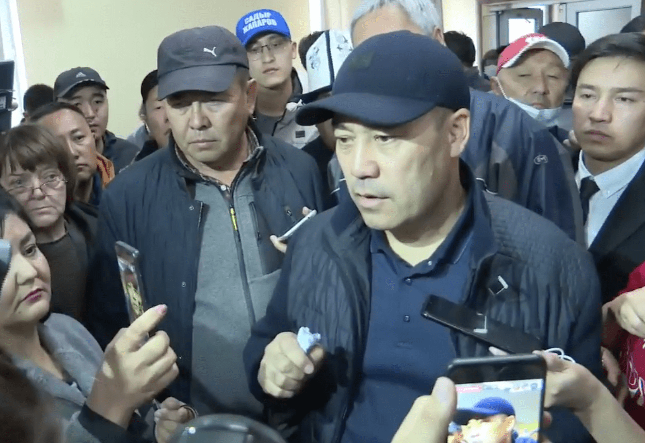 Садыр Жапаров: «Я прошу народ не трогать депутатов, чтобы они смогли приехать на заседание» изображение публикации