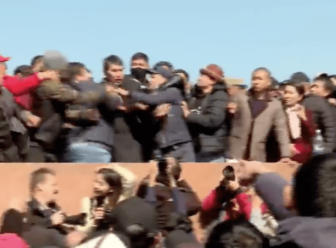 Жээнчороева освистали и прогнали с трибуны на площади Ала-Тоо изображение публикации