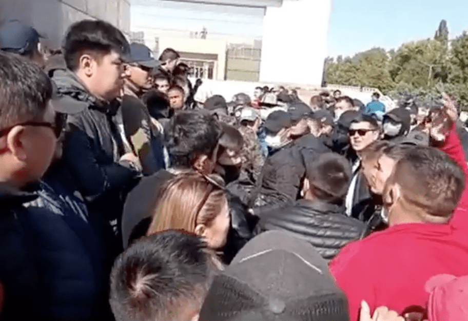 Митингующие за люстрацию направились к дому правительства изображение публикации