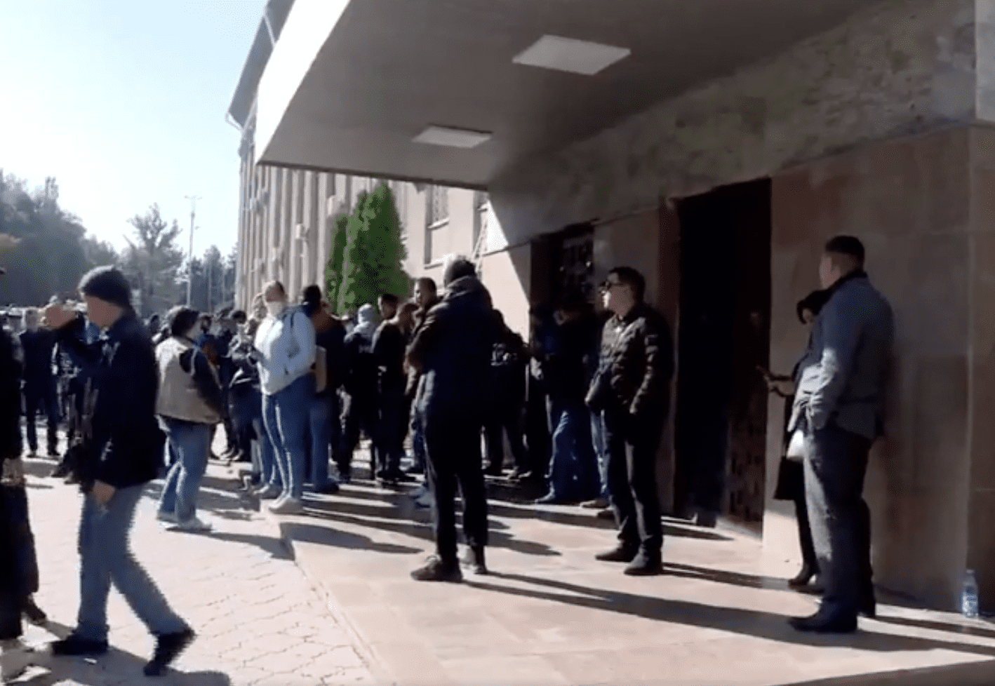 В здании правительства проходит встреча лидеров партий. У входа собирается митинг изображение публикации