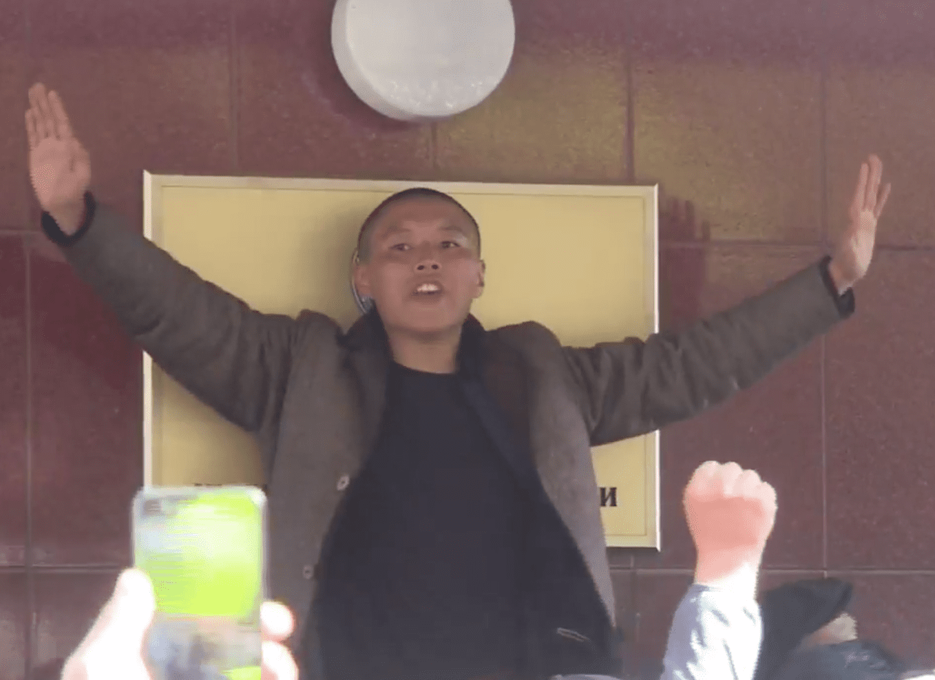 Представители от политической молодежи пытаются попать в дом правительства изображение публикации