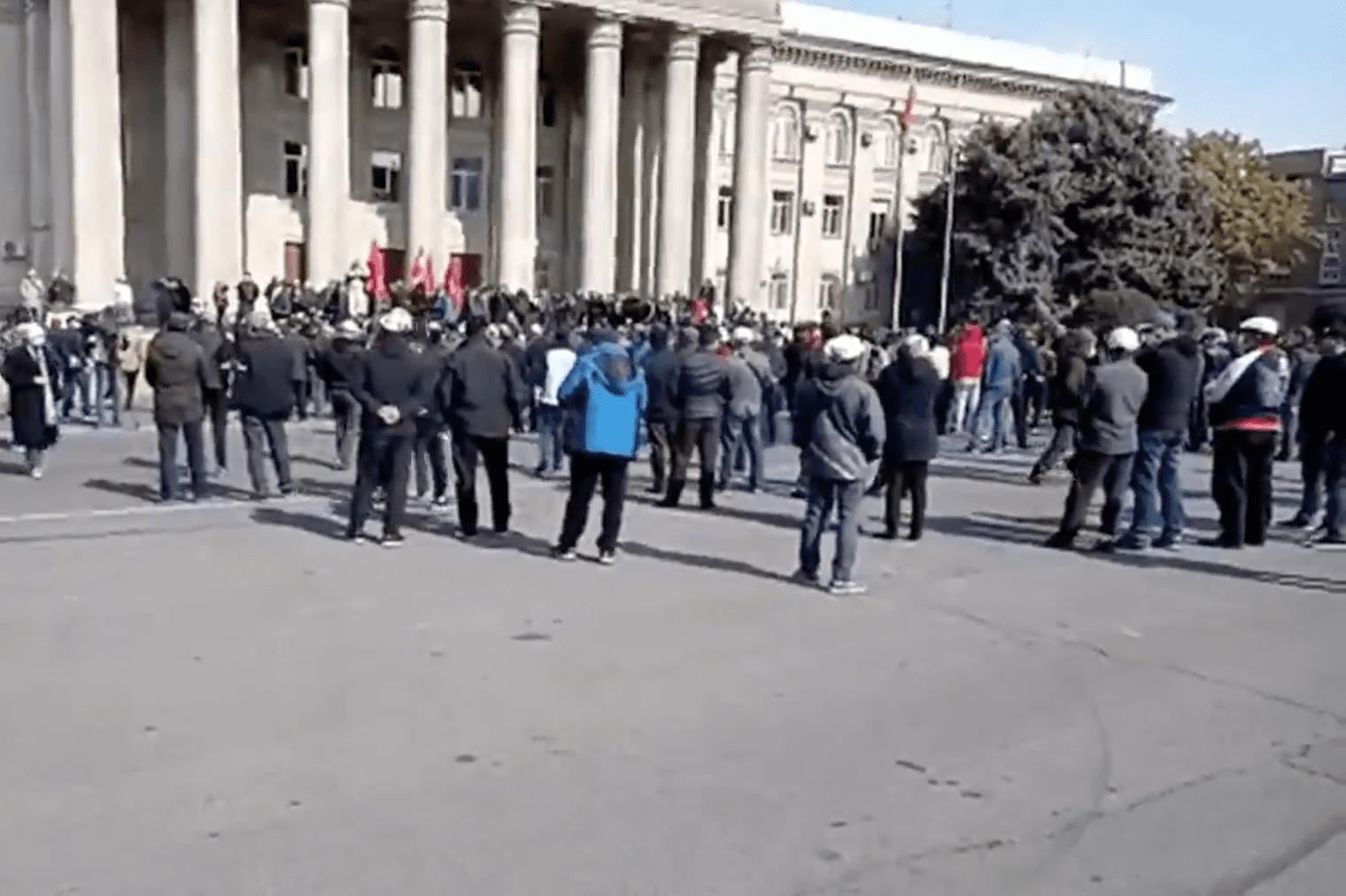 У здания правительства проходит митинг в поддержку Садыра Жапарова изображение публикации