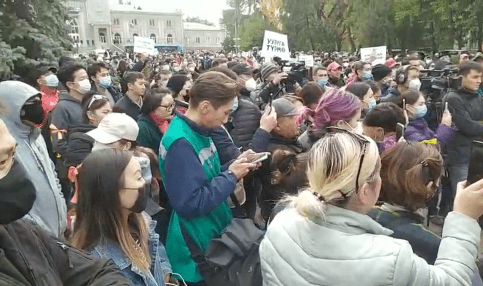 В Бишкеке начались три митинга против ОПГ, все они отправятся на площадь, чтобы объединиться. ВИДЕО изображение публикации