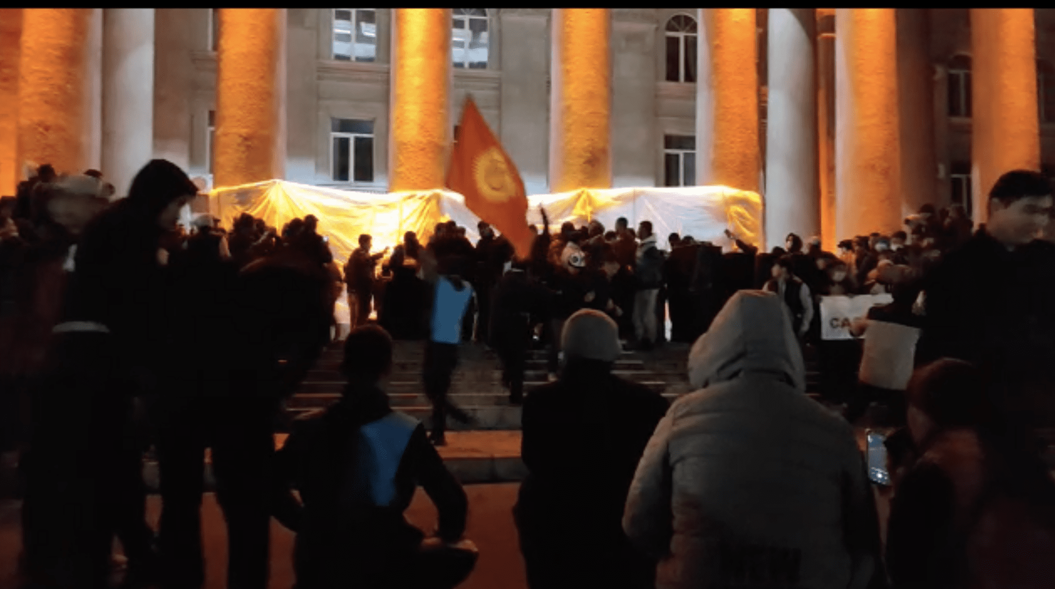 На Старой площади еще митингуют за Садыра Жапарова. Поставили песню Атабекова. ФОТО изображение публикации