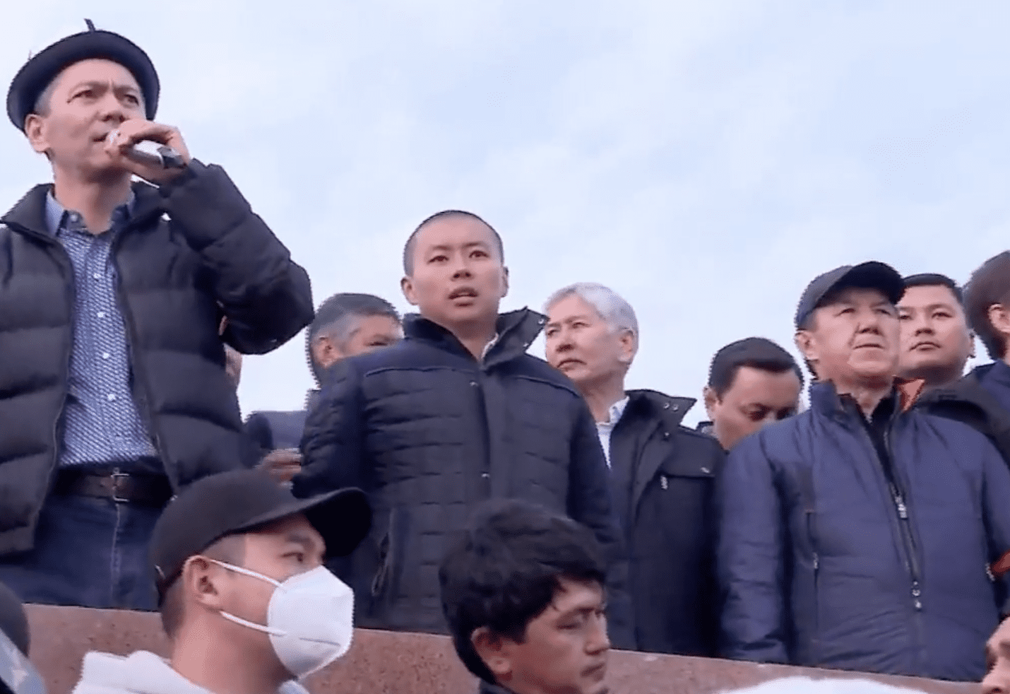 На площади начались провокации. Сторонники Садыра Жапарова и митингующие кидают камни друг в друга. ФОТО изображение публикации