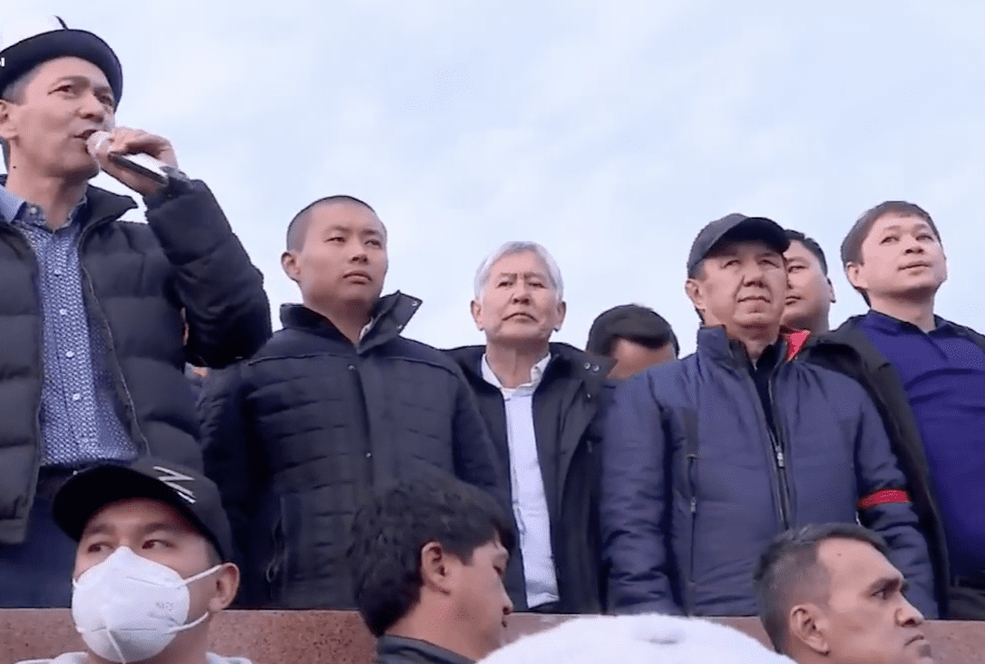 Атамбаев, Бабанов, Сариев, Токтогазиев, Исаков собрались на площади изображение публикации