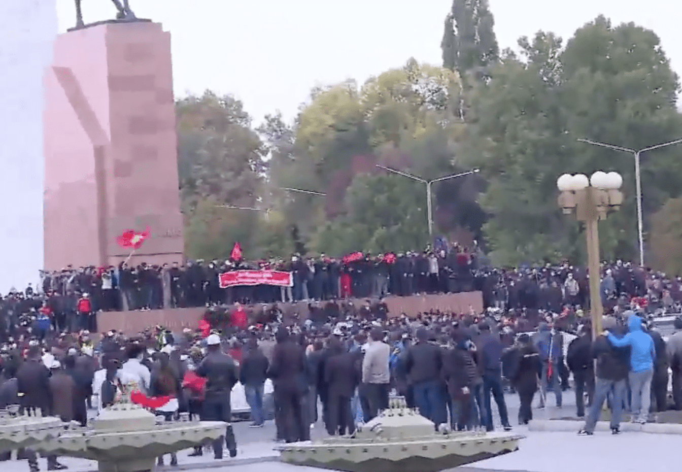 Сторонники Садыра Жапарова агрессивно разогнали митингующих. Были слышны выстрелы. ФОТО.ВИДЕО изображение публикации