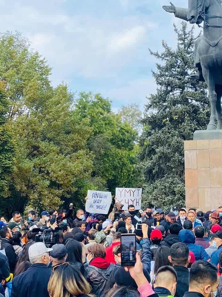 Вторая колонна митингующих направляется к площади «Ала-Тоо» изображение публикации