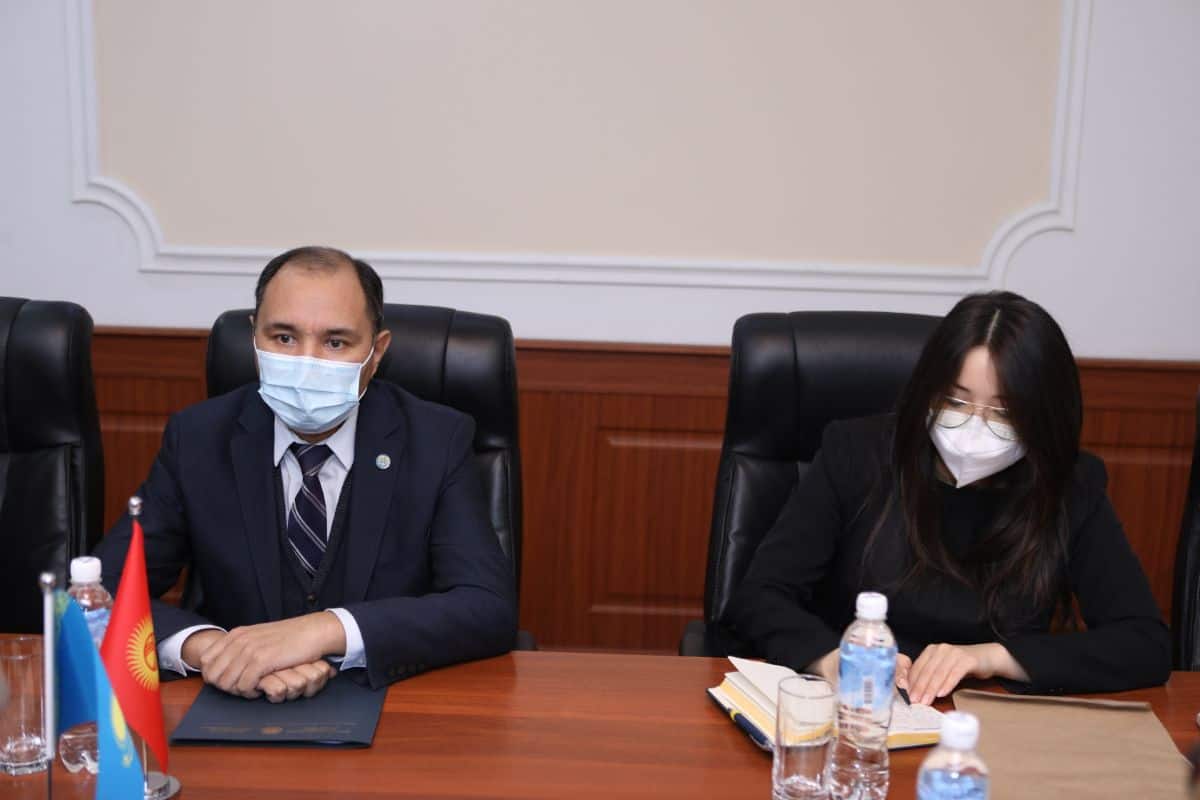 МИД КР попросил Казахстан о беспрепятственном прохождении грузов через границу изображение публикации