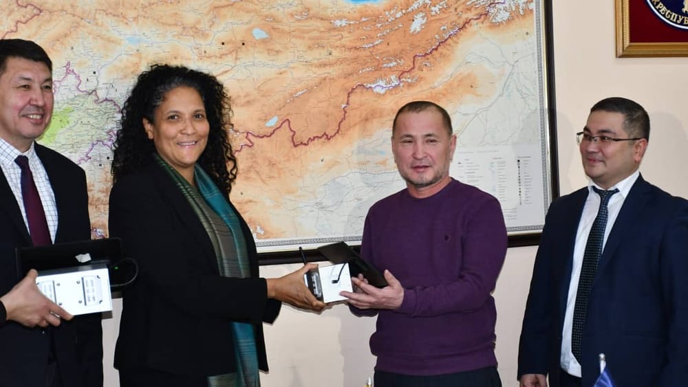 АБР передал властям датчики для измерения качества воздуха в Бишкеке изображение публикации