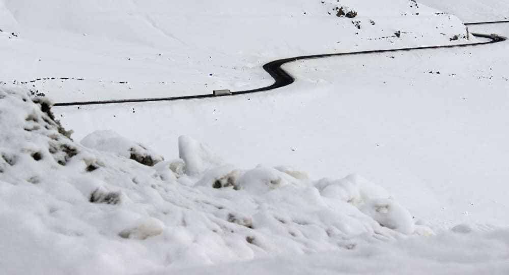 Минтранс призвал большегрузы воздержаться от поездок через перевалы трассы Бишкек — Ош изображение публикации