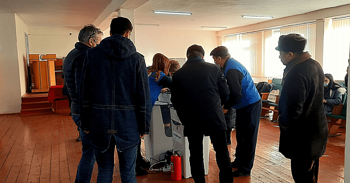 В Сокулуке члены УИК вносят бюллетени в урну вместо избирателей изображение публикации