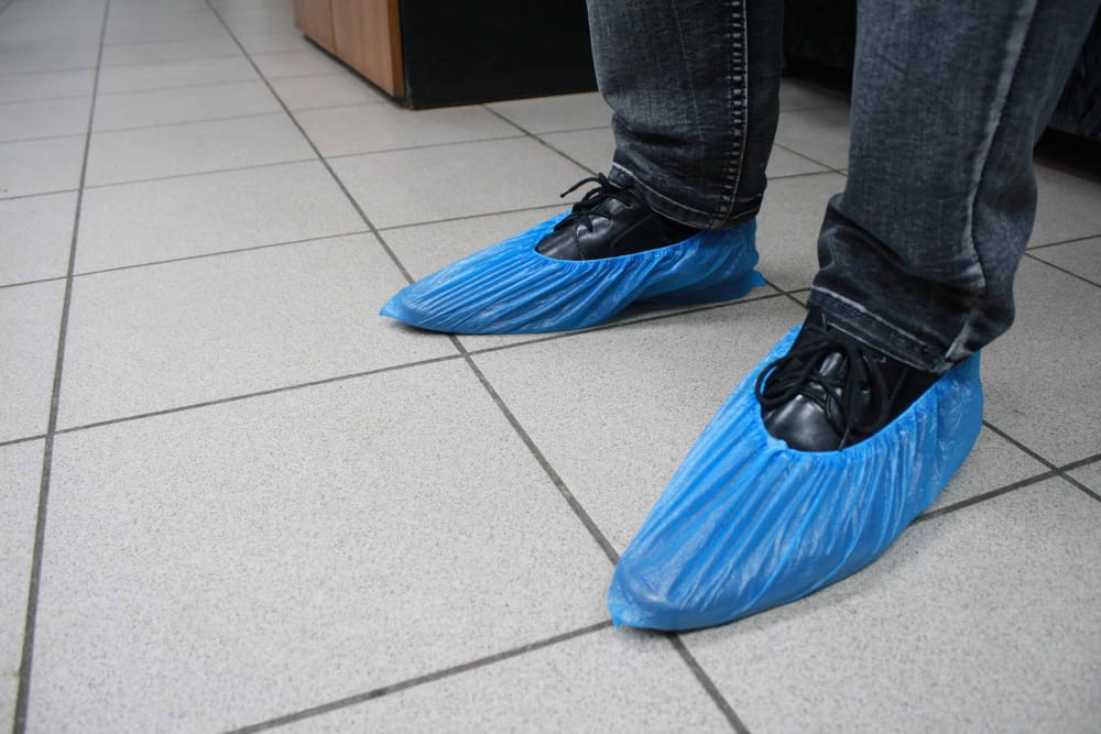 В пандемию Минздрав покупал бахилы по 150 сомов за пару — при реальной цене 1.5 сома изображение публикации