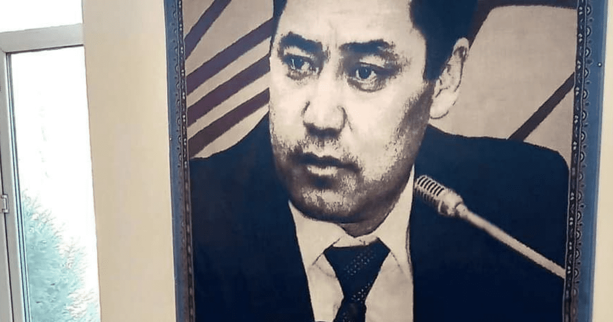 Жапаров рекомендовал госорганам не вывешивать свой портрет в кабинетах изображение публикации