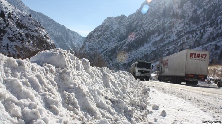 Дорога Бишкек — Ош  расчищена от снега после схода четырех лавин — Минтранс изображение публикации