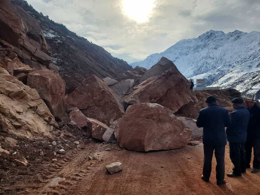 На участке дороги Бишкек — Ош сошел камнепад изображение публикации