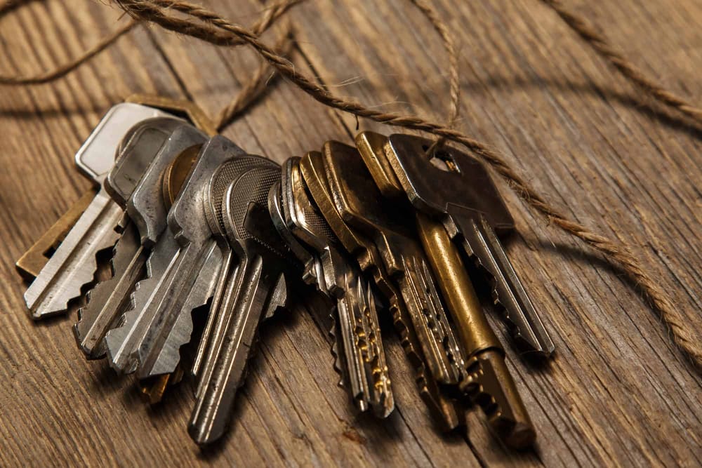 В Кадамжае чиновники незаконно раздали государственные земельные участки и 30 квартир изображение публикации