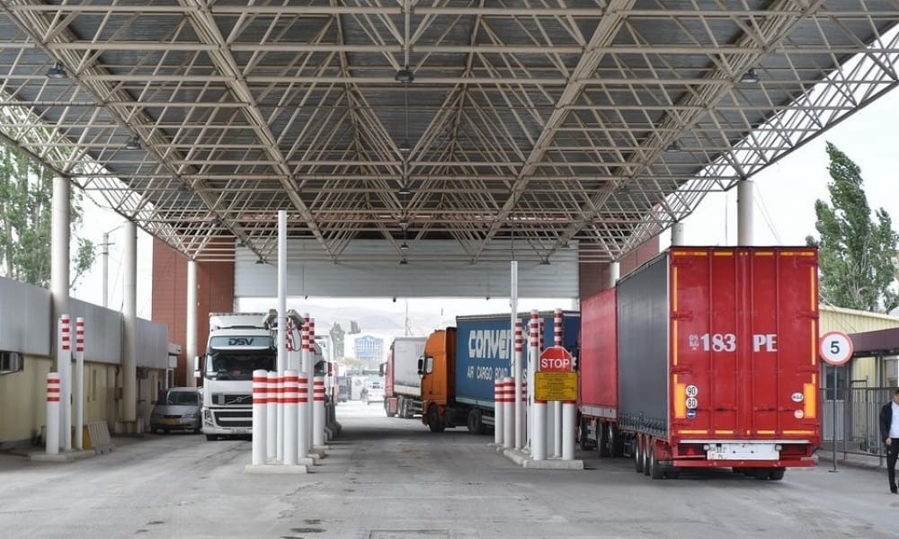 Марипов обсудил с послом Казахстана скопление грузовиков на границе изображение публикации