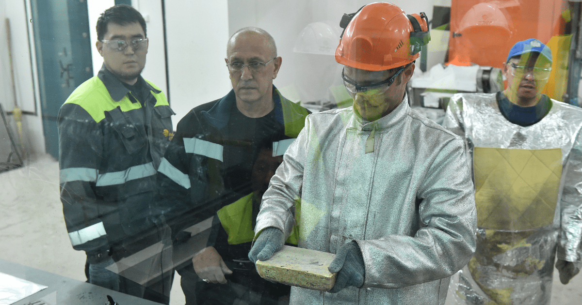 Марипову показали, как производят золото на Джеруе изображение публикации