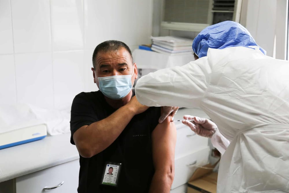 В аэропорту «Манас» развернули временный прививочный пункт изображение публикации