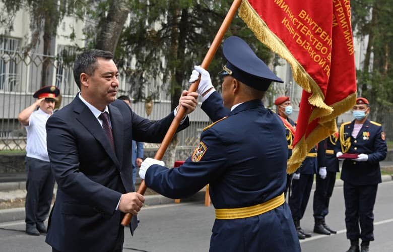 Садыр Жапаров пообещал повысить зарплаты служащим Внутренних войск на 40% изображение публикации