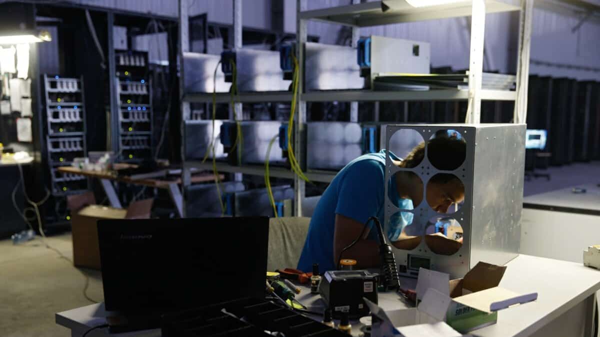 Майнинг-фермы похитили электроэнергию на 20 млн сомов — помогли работники «Северэлектро» изображение публикации