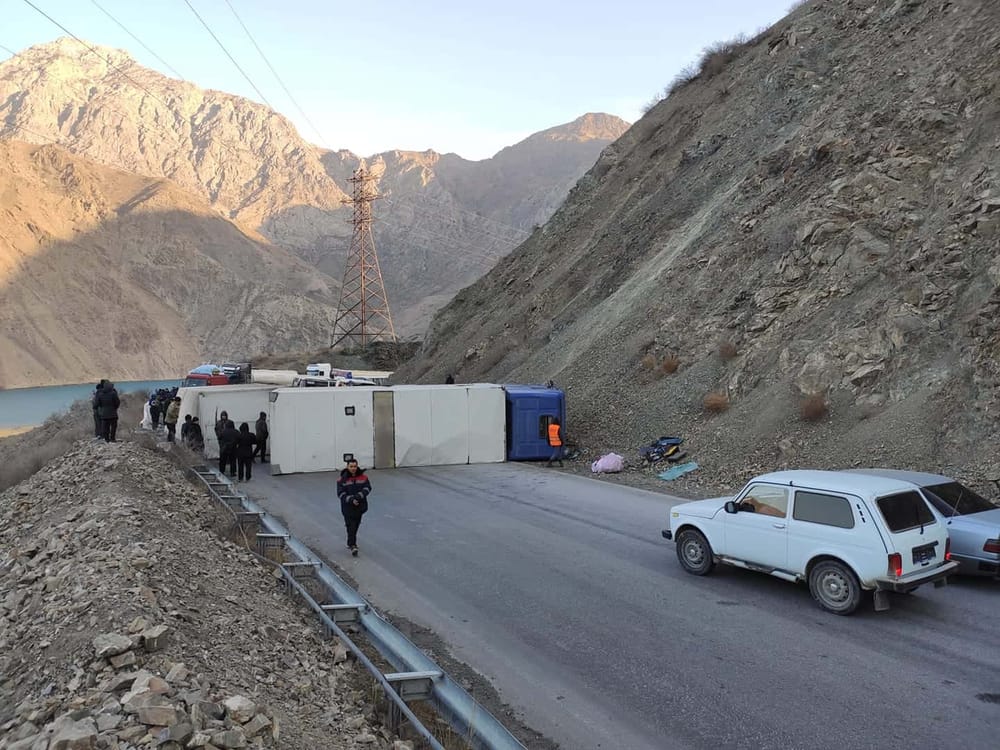 На трассе Бишкек — Ош из-за ДТП образовалась пробка из более 500 машин изображение публикации