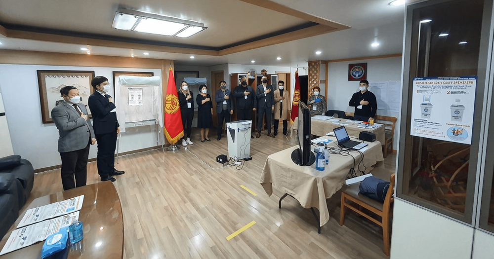 В КР проходят первые, по заявлению властей, выборы без вмешательства сверху изображение публикации