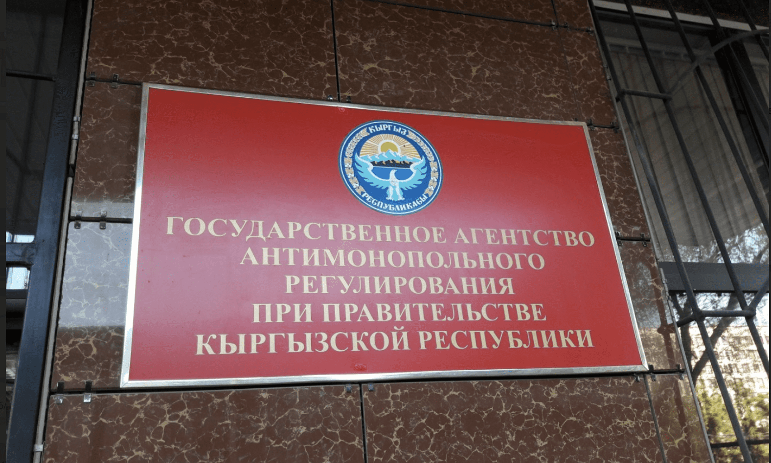 Антимонопольная служба продолжает штрафовать стройкомпании за то, что указывают цены только в долларах изображение публикации