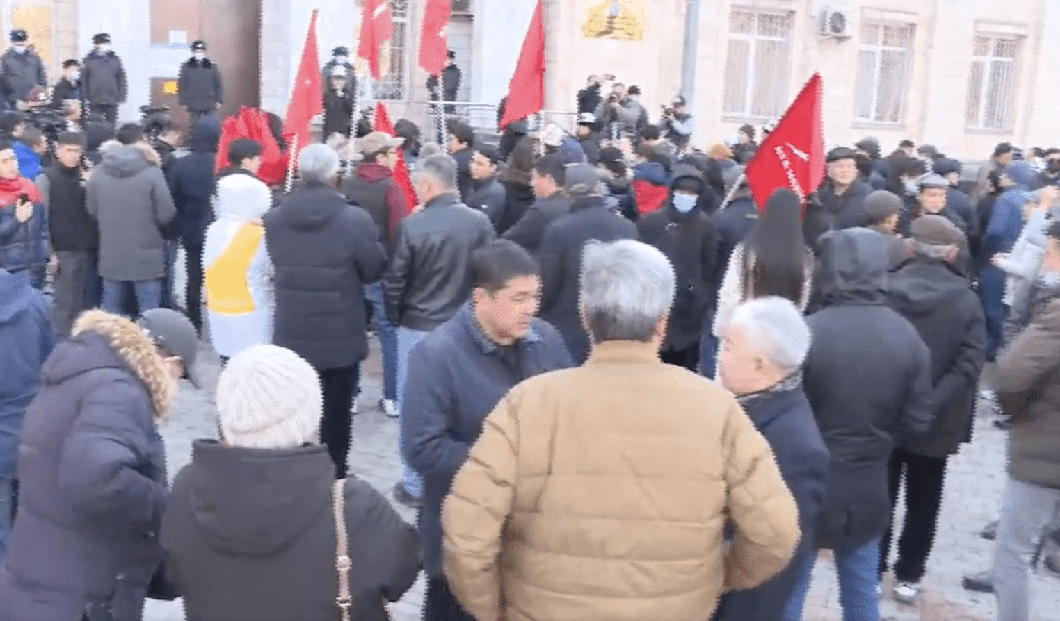 Партии собираются на митинг у здания ЦИК изображение публикации