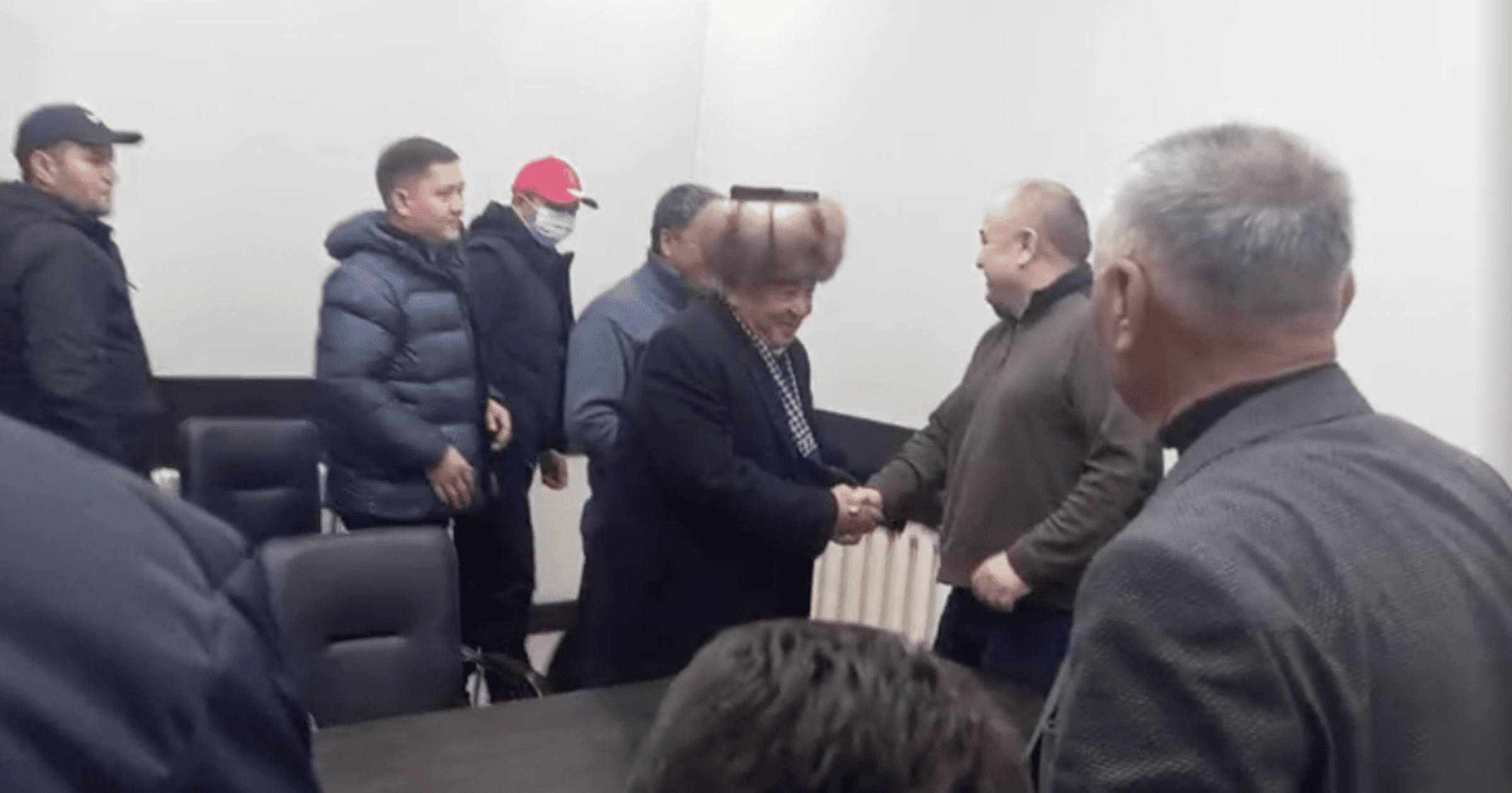 Участники нападения на Омурбека Текебаева извинились перед ним изображение публикации