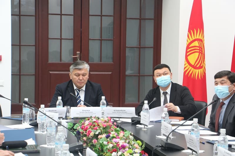 Арзыбек Кожошев обсудил с китайской стороной увеличение грузоперевозок через ПП «Иркештам» и «Торугарт» изображение публикации