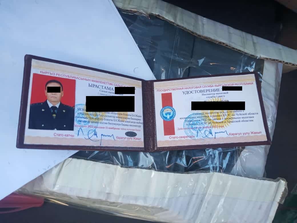 Четыре инспектора Налоговой и Минтранса задержаны по подозрению в коррупции на КПП «Ак-Тилек» изображение публикации