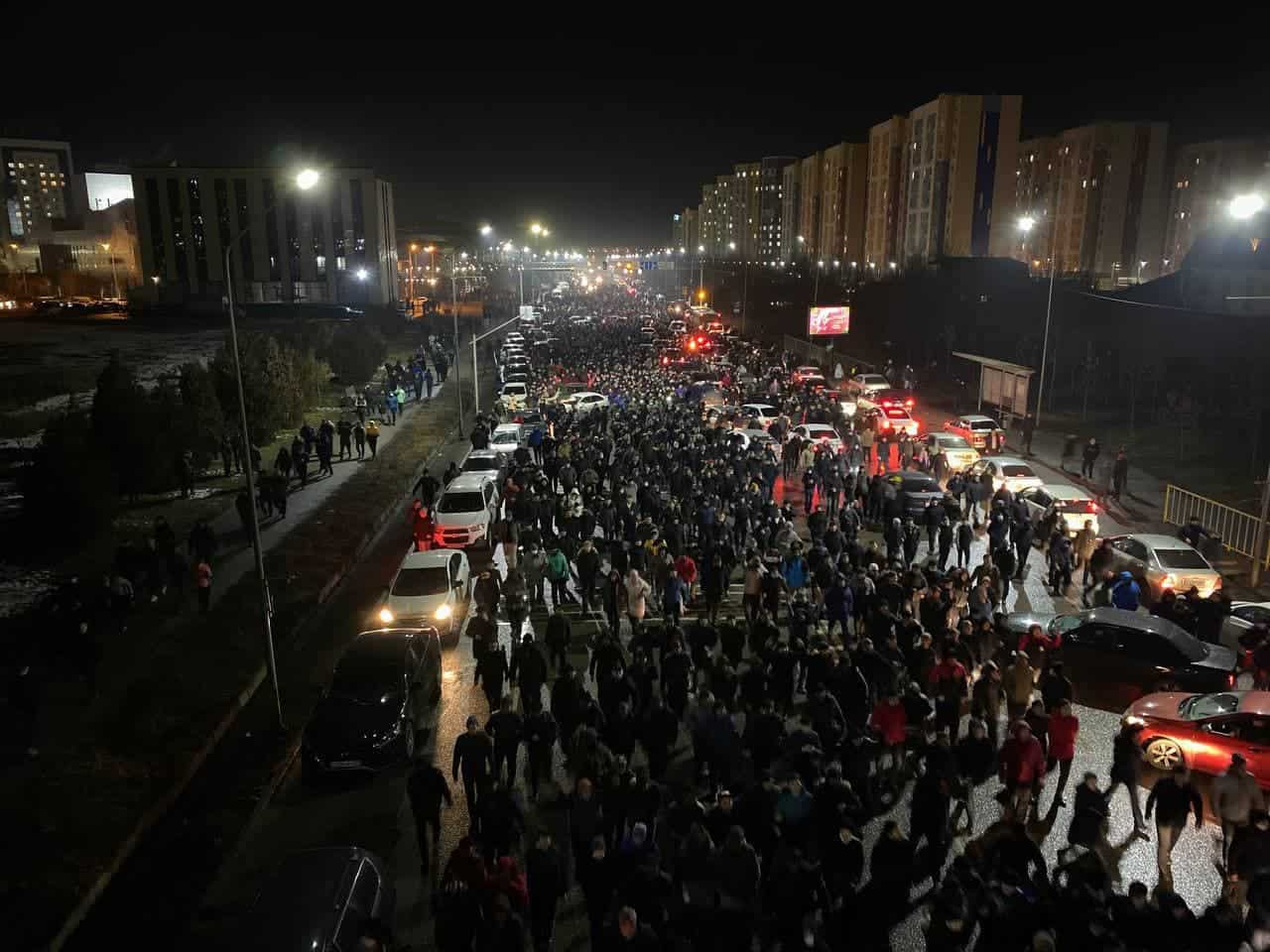 Кулов: Гастарбайтеров в Алматы действительно могли заставить идти на протесты изображение публикации