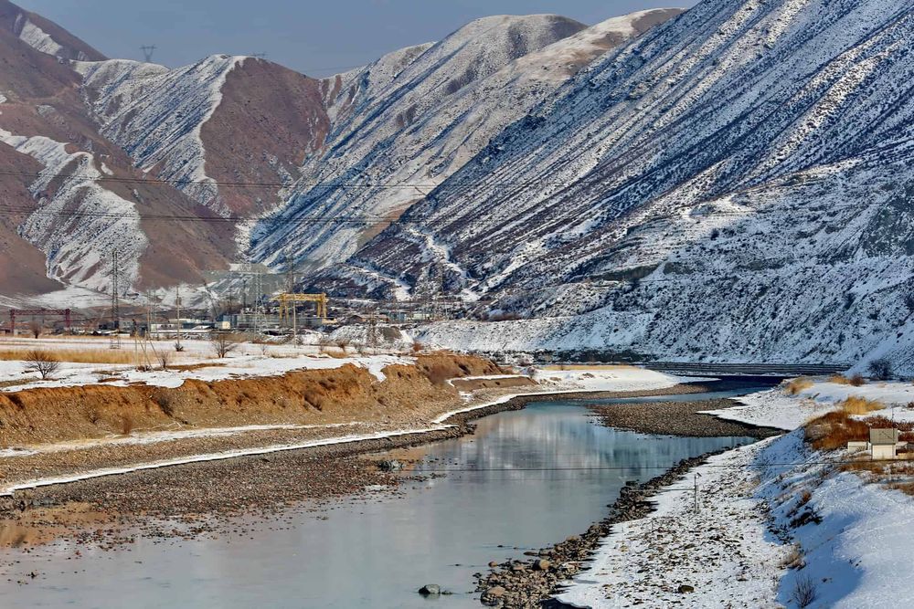 Пугающий вид: Фотограф опубликовал кадры полупустого русла реки Нарын изображение публикации