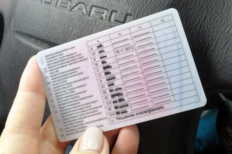 Кыргызстанцы смогут менять водительские права во всех посольствах КР за рубежом изображение публикации